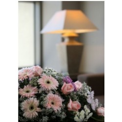 Centro de gerberas rosas y rosas rosas