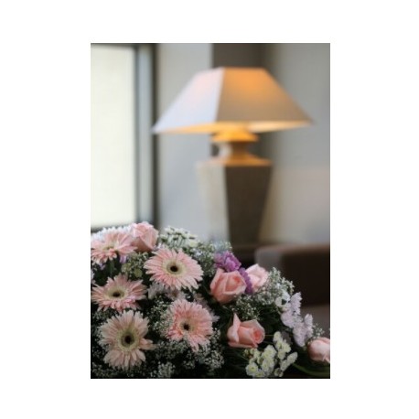 Centro de gerberas rosas y rosas rosas