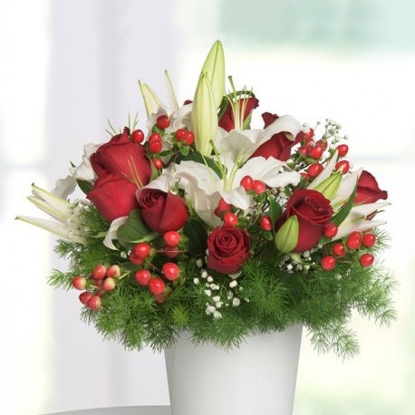Centro de lirios y rosas rojas