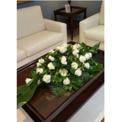 Centro plano de rosas blancas