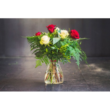 Ramo rosas blacas y rojas