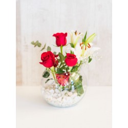 Pecera de rosas rojas y lilium