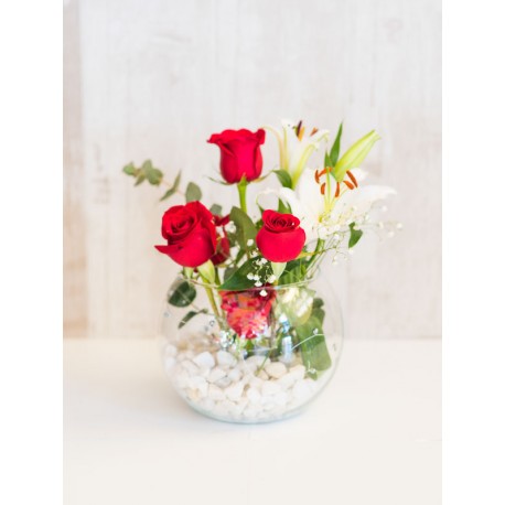 Pecera de rosas rojas y lilium