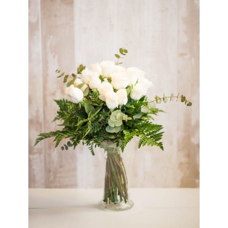 18 rosas blancas tallo largo